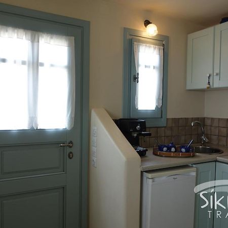 Traditional Apartment In Kastro Sikinos Exterior photo